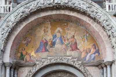 Mosaico de Cristo resucitado sobre la entrada de la Basílica de San Marcos, Plaza de San Marcos, Venecia, Italia (mosaico) de School Italian