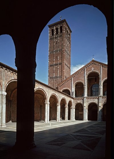 Vista de la Basílica de San Ambrosio en Milán, 379-387 de School Italian