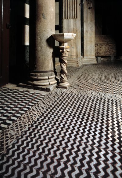 Vista del benditero sobre una columna torsada de School Italian