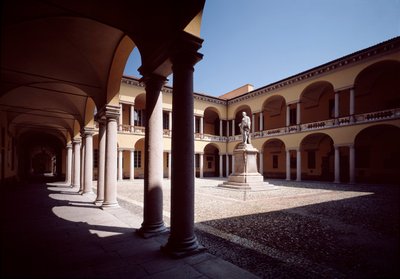 Vista del patio con la estatua de Alessandro Volta (1878) de School Italian