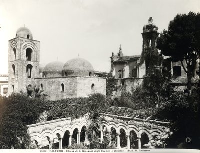 Vista del extremo este de la iglesia, construida en 1132-48 por el Rey Roger II (d.1154) de Sicilia y el claustro construido en el siglo XIII (foto en blanco y negro) de School Italian