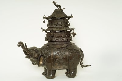 Figura de un elefante con un paño de howdah, cincha elaborada y un edificio de pagoda de Japanese School