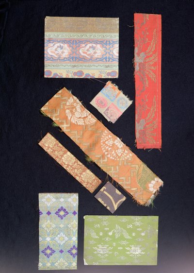 Fragmentos de tela utilizados para fajas obi, kimonos, trajes No y trajes Kesa para sacerdotes de Japanese School