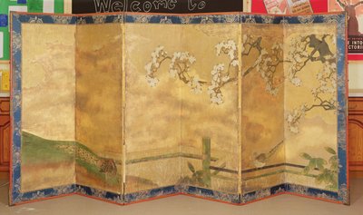 Uno de un par de pantallas pintadas, japonesas, finales del siglo XVII o principios del siglo XVIII de Japanese School