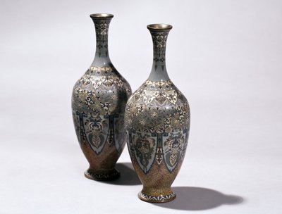 Dos jarrones cloisonné de Japanese School