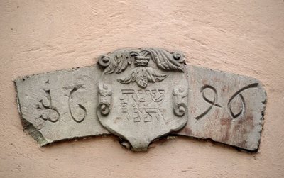 El callejón de los judíos en Obernai (67). Lugares de culto: inscripción con una fecha hebrea y la fecha correspondiente de la era cristiana: 1696. Se dice que una sinagoga fue construida dos años después de la autorización del Intendente La Grange, que pe de School Jewish