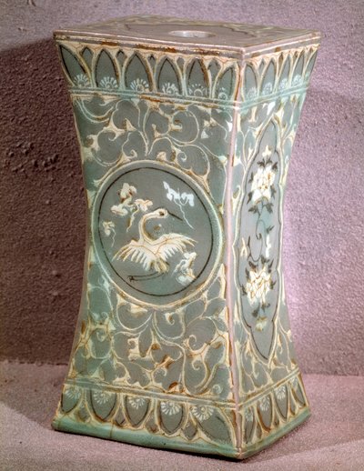 Arte coreano: almohada de cerámica. Período Koryo, finales del siglo XII. Museo de Bellas Artes, Palacio Duksoo, Corea de School Korean