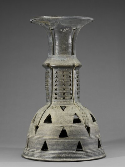 Soporte ceremonial con serpiente, abstracto y decoración calada, Período de los Tres Reinos, Kaya de School Korean
