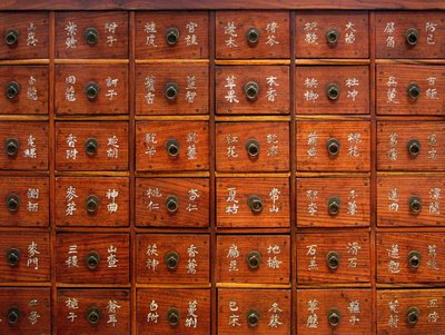 Detalle de un mueble médico de madera, período Joseon, Corea, Colección Kim Chong-hak. Fotografía, Museo Nacional de Seúl, República de Corea, 2006. de School Korean