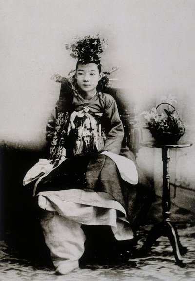 Mujer coreana con vestido tradicional de boda de School Korean