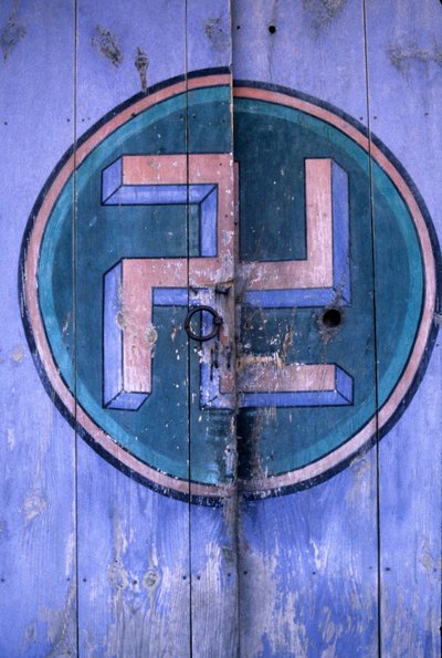 Símbolo del budismo en una de las puertas del templo "Tongdosa" en la región de Pusan, Corea. de School Korean