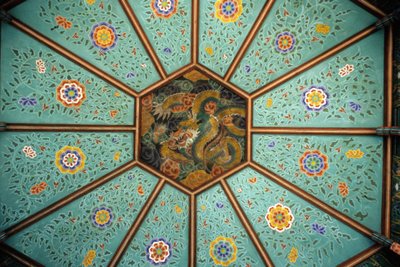 El techo del templo de Naksansa en Corea que representa un dragón de School Korean