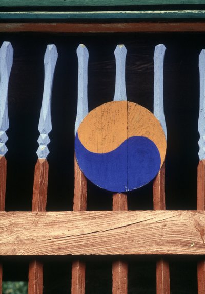 Símbolo de Yin y Yang en una barrera de madera (Kree) de School Korean