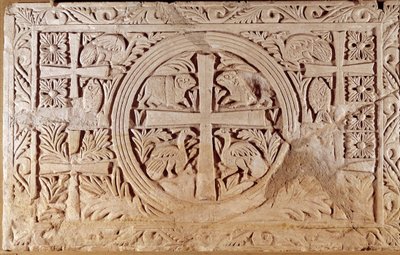 Losa del presbiterio, elemento de cierre del coro de una iglesia. de Líbano. Siglos V-VI d.C. Dim. 0,78x1,27 m. París, Museo del Louvre de School Lebanese