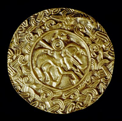 Arqueología de la Edad Media. Arte bárbaro de Lombardía: disco de oro con un santo a caballo y motivos animales. Alrededor del año 600 de School Lombard