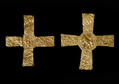 Arqueología de la Edad Media. Arte bárbaro de Lombardía: cruces pectorales en hojas de oro. Arte lombardo del siglo VII. Italia, Cividale del Friuli, Museo Arqueológico de School Lombard