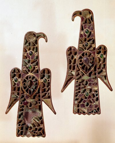 Arte Merovingio: Par de fíbulas (alfileres de seguridad) aqualiformes (águilas). Esmalte cloisonné, siglo VI, dinastía Merovingia (481-751). De Castelsagrat. Museo Cluny, París de School Merovingian