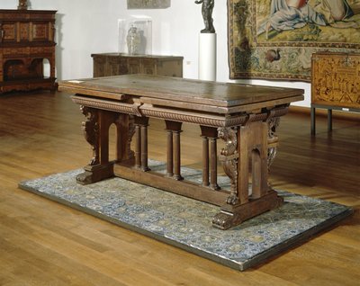 Mesa de nogal con cajones sobre marco de roble con columnas toscanas, 1550-1600 de School Netherlandish