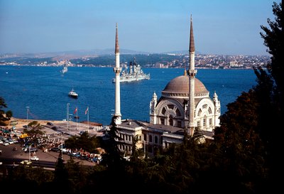 Arquitectura otomana: vista de la Mezquita de Dolmabahce en el Bósforo de School Ottoman