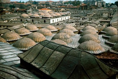 Vista panorámica de Estambul, con cúpulas del Gran Bazar de School Ottoman