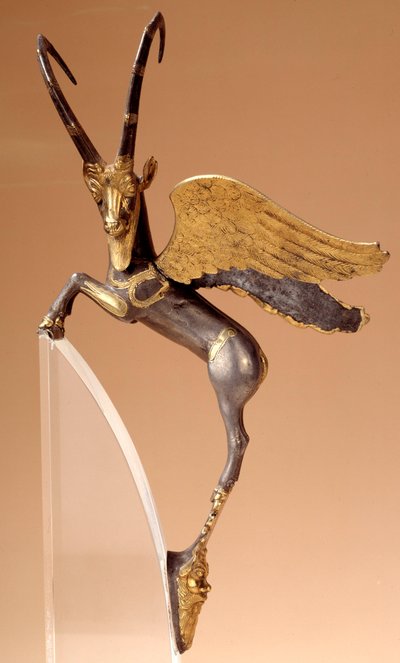 Asa de aparato: ibex de ala de plata, con incrustaciones de oro. Routenide de época persa (siglos VI-IV a.C.), procede de Irán. París, musee du Louvre - Asa ceremonial: íbice alado de plata, con incrustaciones de oro. Período persa aqueménida (siglos VI-IV de School Persian