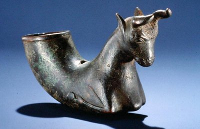 Toro con patas dobladas, c.550-330 a.C. de School Persian