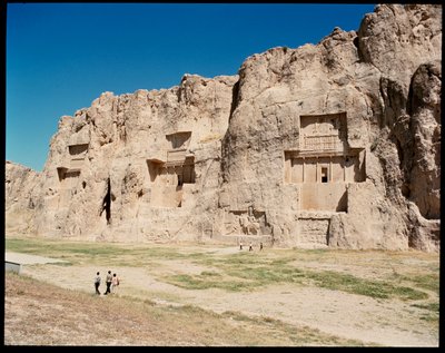 Vista de la Necrópolis y las Cuatro tumbas pertenecientes a los reyes aqueménidas de School Persian