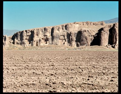Vista de la Necrópolis y las Cuatro tumbas pertenecientes a los reyes aqueménidas, de izquierda a derecha, Arius II, Artajerjes I y Darío I el grande de School Persian