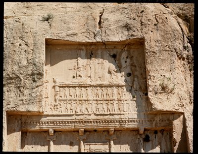 Vista de la Necrópolis y la tumba de Darío I el grande con relieve representándolo honrando al sol de School Persian