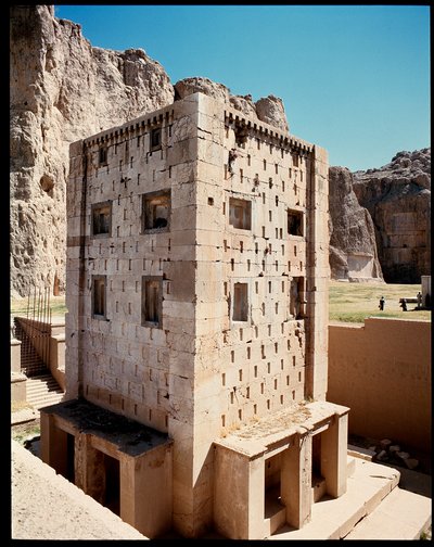Vista de la Necrópolis y las tumbas pertenecientes a los reyes aqueménidas, y el Cubo de Zoroastro de School Persian
