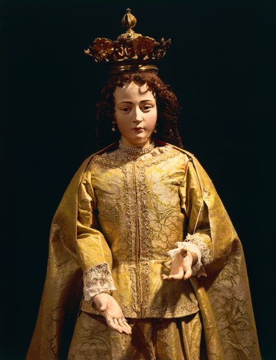 Estatua ricamente vestida de la Inmaculada Concepción, usada en procesión de School Peruvian