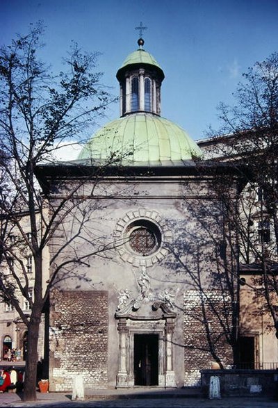 Iglesia de San Adalberto, originalmente construida en el siglo XII, modernizada en el siglo XVIII de School Polish