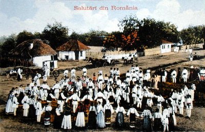 Postal que representa a rumanos bailando en un pueblo, c.1910 de School Romanian