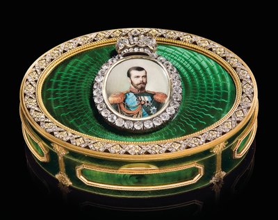Una caja de rapé con joyas y una miniatura en acuarela del Emperador Nicolás II, c. 1890 de School Russian