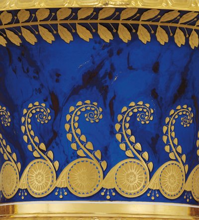Detalle de un jarrón de porcelana con dos asas y hoja de oro hecho por la Fábrica Imperial de Porcelana en 1833 de School Russian