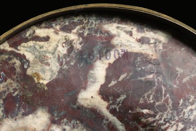(detalle) de uno de un par de jarrones, c.1790 de School Russian