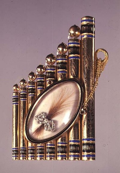 Colgante de oro con decoración de esmalte y un relicario con un mechón de cabello en un lazo con diamantes (anverso), ruso, principios del siglo XIX de School Russian