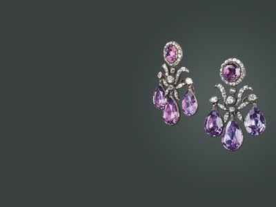 Histórico par de pendientes, c.1760 de School Russian