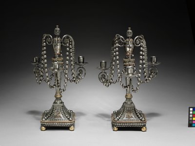 Par de candelabros, c.1790-1795 (acero cortado y pulido con decoración dorada y plateada) de School Russian