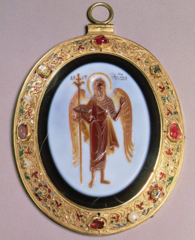 Panagia, sardónica tallada montada en oro con perlas y joyas con filigrana y decoración de esmalte, Moscú, mediados del siglo XVI de School Russian