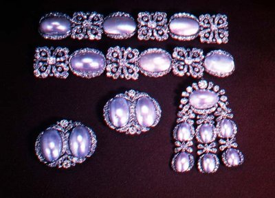 Conjunto de joyas, broche, clips para orejas y pulseras, segunda mitad del siglo XVIII (oro, diamantes y nácar) de School Russian