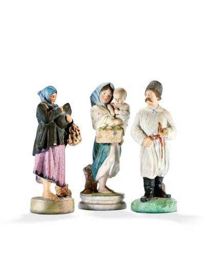 Tres figuras de porcelana que representan dos mujeres sosteniendo niños, y un cosaco con una pipa, finales del siglo XIX de School Russian