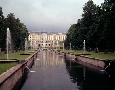 Vista de la gran cascada del castillo de Peterhof, realizada bajo Pedro el Grande cerca de San Petersburgo, Rusia de School Russian