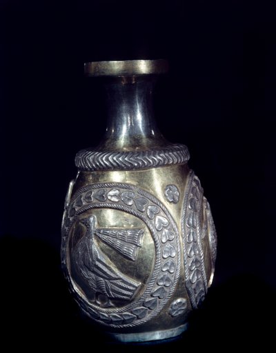 Artesanía sasánida: jarra de oro y plata decorada con tres medallones con gallos en relieve de School Sasanian