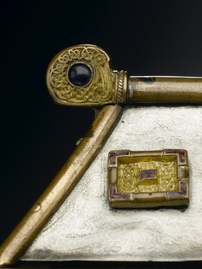 El Relicario de Monymusk, c. siglo VIII d.C. (bronce, plata, madera, aleación de cobre, vidrio, esmalte) de Scottish School