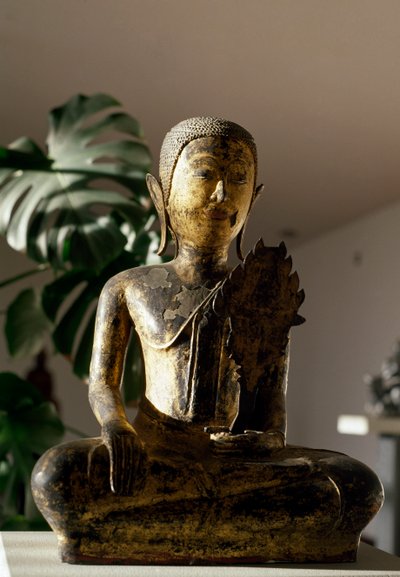 Buda sentado en gesto Bhumisparsa Mudra durante la meditación (escultura) de School Siamese