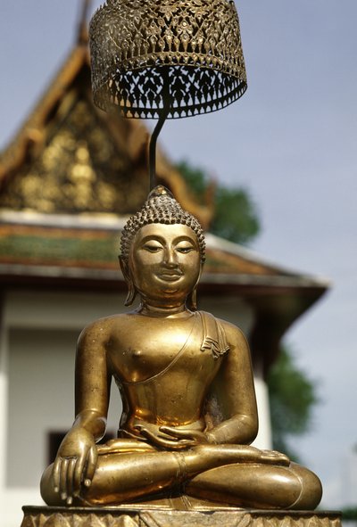 El Phra Buddha Sihing expuesto a los adoradores durante las celebraciones de Año Nuevo de School Siamese
