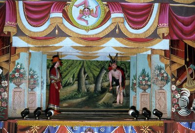 Teatro de marionetas en Palermo. Estas marionetas, pertenecientes a una tradición siciliana que se remonta a tiempos antiguos, tienen como objetivo contar la historia de las invasiones y conquistas normandas. En la parte superior de la fotografía está el s de School Sicilian