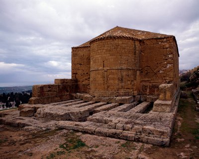 Vista de la iglesia medieval de San Biagio, construida sobre el templo de Demetra, 480-470 a.C. de School Sicilian