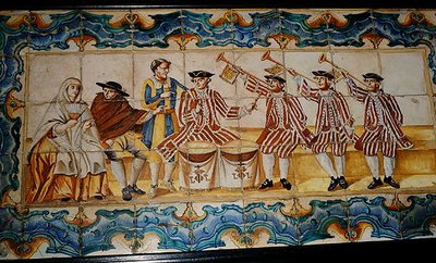 Azulejos que representan trompetistas y un tamborilero de School Spanish